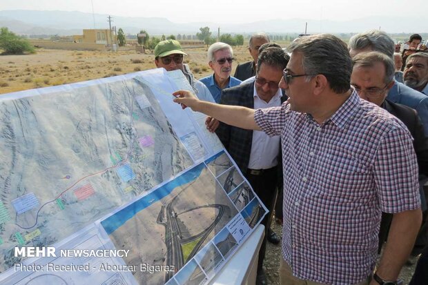 Officials inspect progress of Lar-Jahrom road