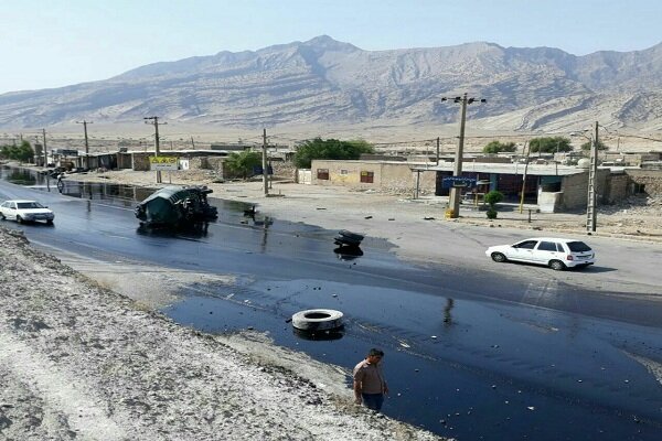 واژگونی تریلر حامل ۲۴ هزار لیتر قیر در جاده پلدختر- اندیمشک