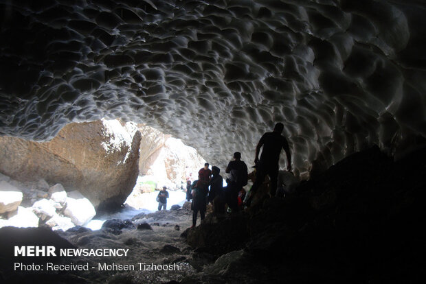 تابستان برفی در آلپ ایرانAzna snowy tunnel in Lorestan province