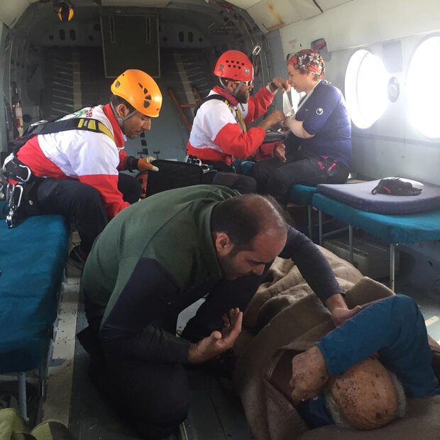 نجات ۷ کوهنورد گرفتار در کوه های چاه برف کرمان