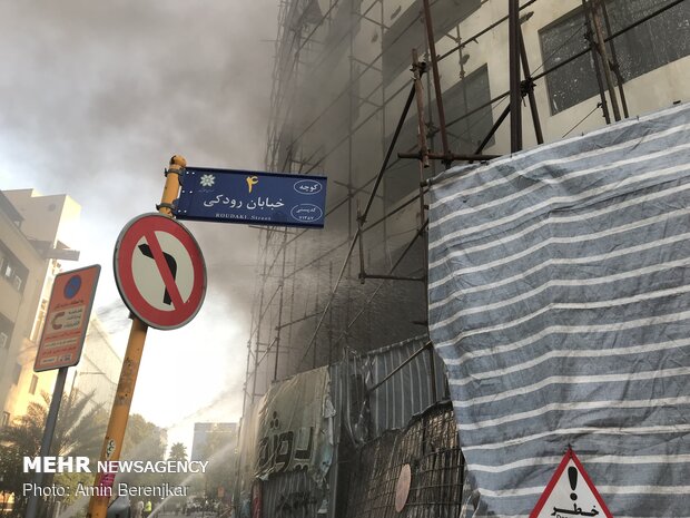 اخلاء المنازل الحولية لفندق "آسمان" بمدينة "شيراز" بعد شبّ حريق فيه