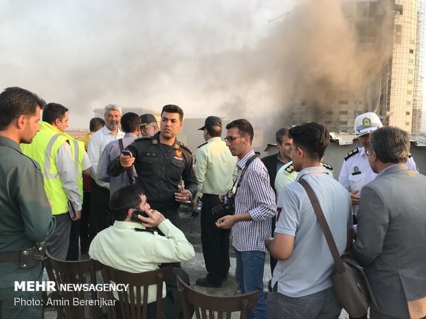 اخلاء المنازل الحولية لفندق "آسمان" بمدينة "شيراز" بعد شبّ حريق فيه