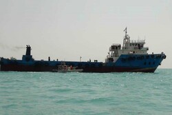 کشتی حامل سوخت قاچاق در آب‌های بوموسی توقیف شد