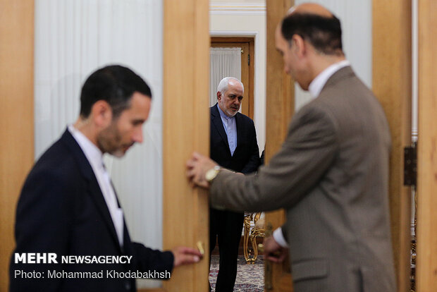 Iranian FM Zarif meets with Afghan Senate chairman