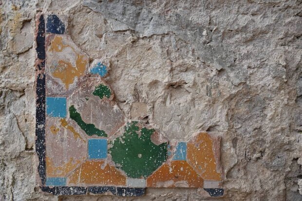 بقایای معماری اصفهان و کاشی های هفت رنگ صفوی در باغ عباس آباد