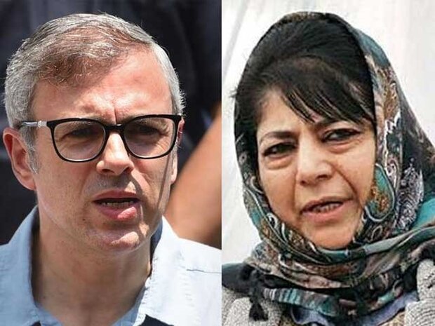بھارتی حکومت نے کشمیر کے دو سابق وزراء اعلی کو گھروں میں نظر بند کردیا بھارتی حکومت نے کشمیر کے دو سابق وزراء اعلی کو گھروں میں نظر بند کردیا