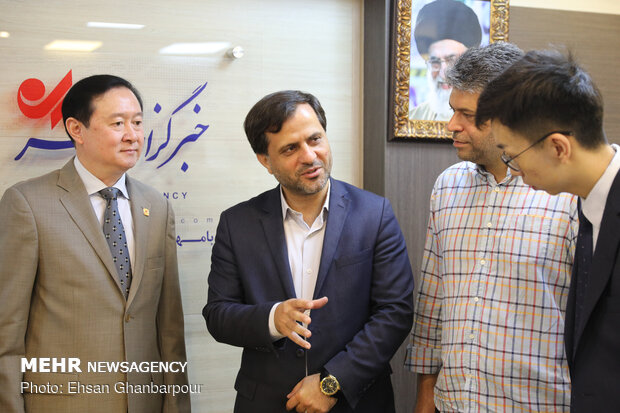 Chinese amb. at Mehr News HQ for tour