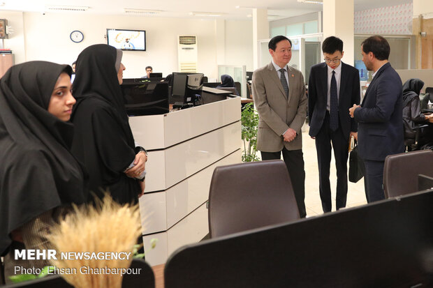 Chinese amb. at Mehr News HQ for tour