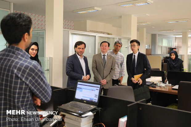 Chinese amb. at Mehr News HQ for tour