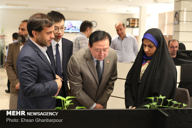 Chinese amb. at Mehr News HQ for tour