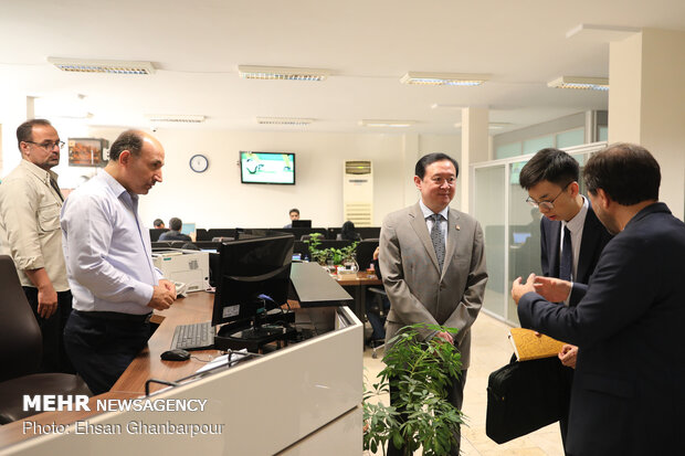 Chinese amb. at Mehr News HQ for tour