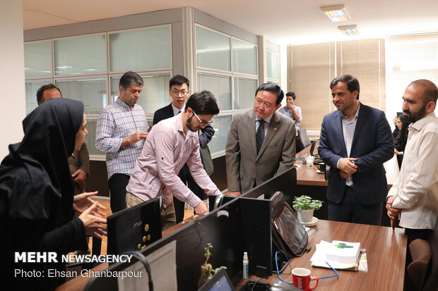 Chinese amb. at Mehr News HQ for tour