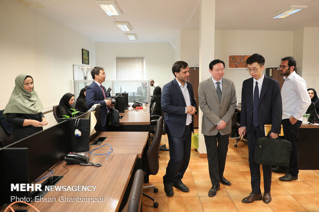 Chinese amb. at Mehr News HQ for tour