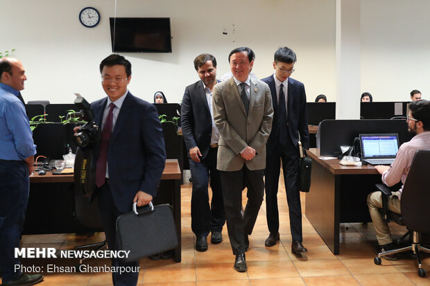 Chinese amb. at Mehr News HQ for tour