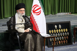 دیدار مدال‌آوران المپیادهای علمی و اعضای تیم ملی والیبال جوانان با رهبر انقلاب