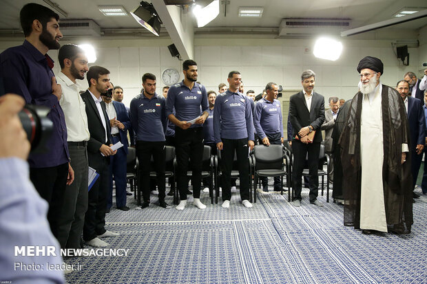 استقبال قائد الثورة لأعضاء المنتخب الايراني لكرة الطائرة