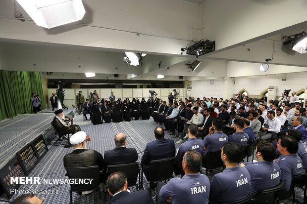 استقبال قائد الثورة لأعضاء المنتخب الايراني لكرة الطائرة