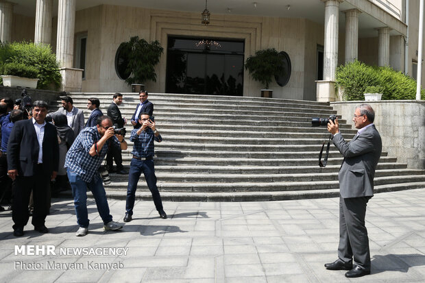 Pres. Rouhani meets reporters on Nat. Journalists' Day