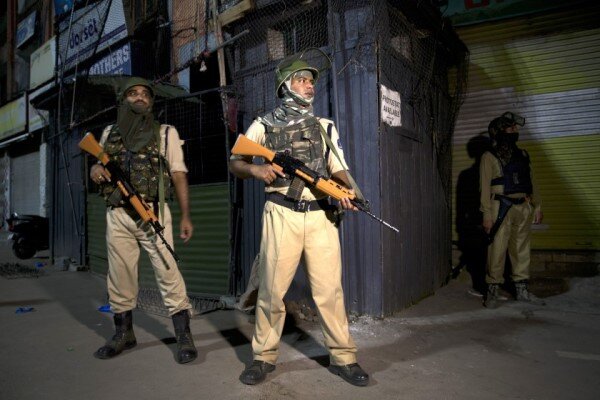 کشمیر میں مسلسل 29 ویں دن بھی کرفیو اور پابندیوں کا سلسلہ جاری کشمیر میں مسلسل 29 ویں دن بھی کرفیو اور پابندیوں کا سلسلہ جاری