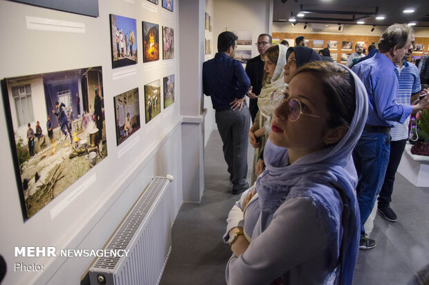 Group photo gallery 'Kiosk' on display in Sari