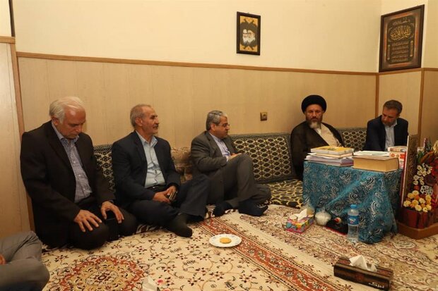 معاون وزیر بهداشت با آیت الله ملک حسینی دیدار کرد