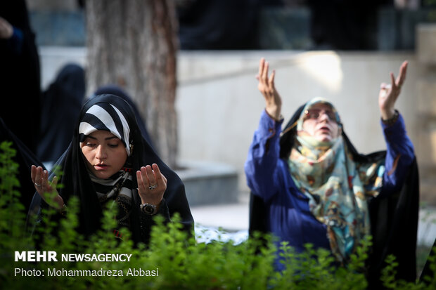 Observing Arafa Day at UT central mosque