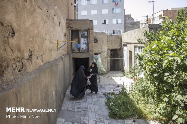 Distribution of meat among the needy during Eid al-Adha in Tabriz