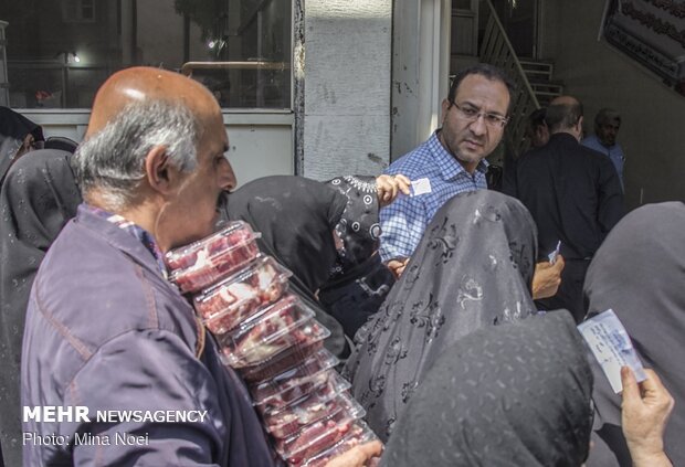 Distribution of meat among the needy during Eid al-Adha in Tabriz