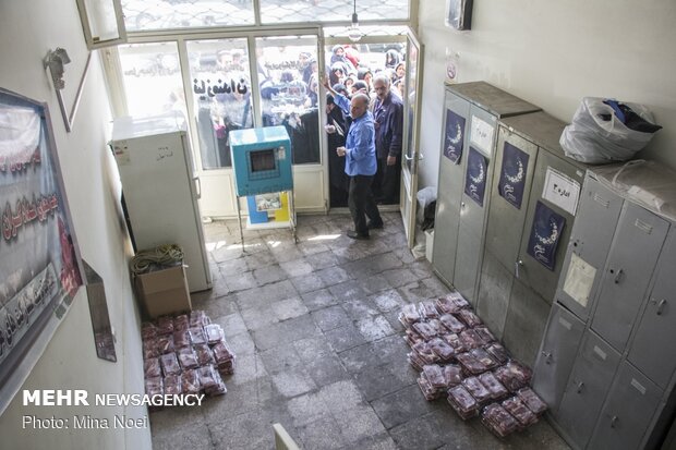 Distribution of meat among the needy during Eid al-Adha in Tabriz