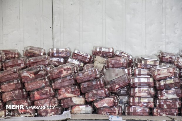 Distribution of meat among the needy during Eid al-Adha in Tabriz