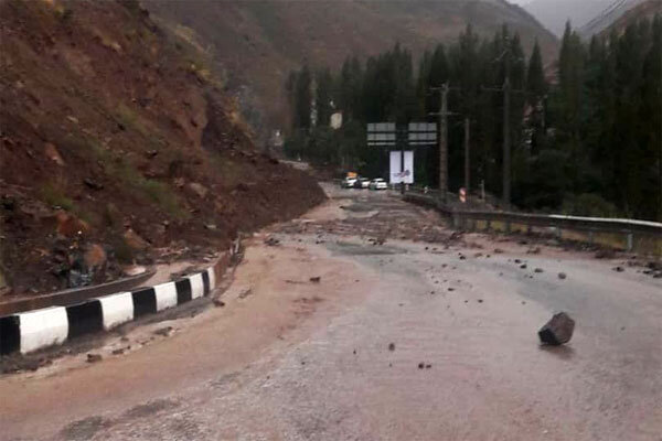 بارش باران و تگرگ در شمیرانات/رانش زمین در شمشک