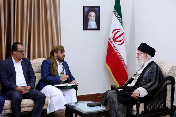 Ayt. Khamenei receives Yemeni Ansarallah Movement’s spokesman 