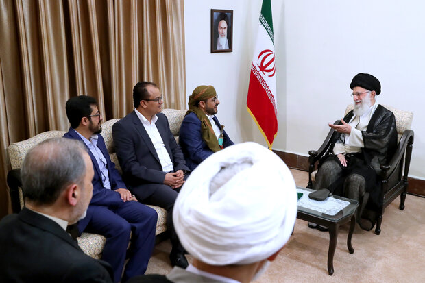 Ansarallah Movement’s spokesman met with Ayatollah Ali Khamenei, Leader of the Islamic Revolution