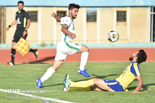 دیدار تیم های فوتبال آلومینیوم اراک و فجر سپاسی شیراز