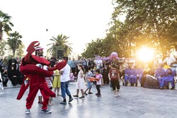 اجرای تئاترهای خیابانی جشنواره روح الله در  عالی قاپو و ۳۳ پل