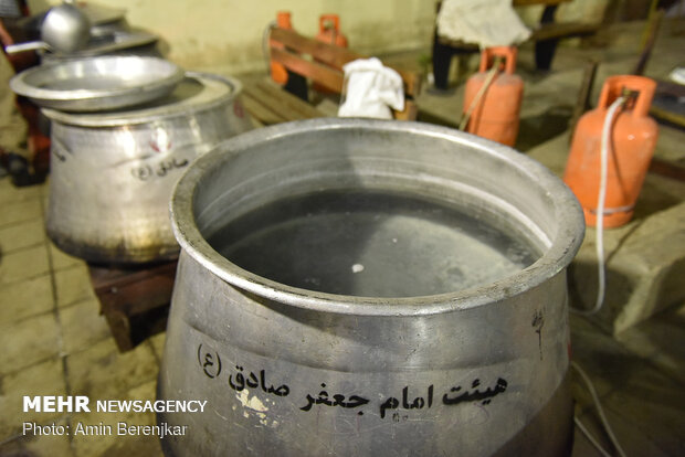 طبخ ۱۴ هزار پرس غذای نذری به مناسبت عید غدیر خم در شیراز