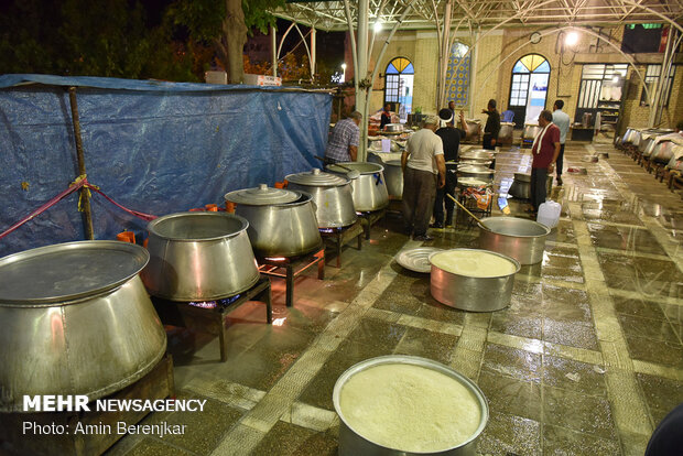 طبخ ۱۴ هزار پرس غذای نذری به مناسبت عید غدیر خم در شمطابخ النذور في شيراز موقدة احتفالاً بعيد غدير خم یراز