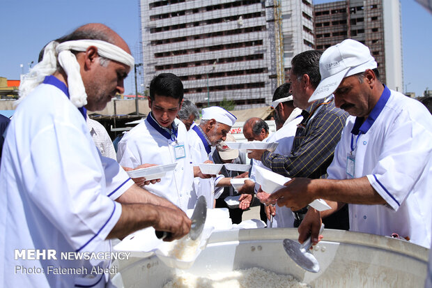 طبخ  ۱۱۰ دیگ غذای نذری به مناسبت عید غدیر در اراک
