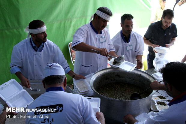 طبخ  ۱۱۰ دیگ غذای نذری به مناسبت عید غدیر در اراک