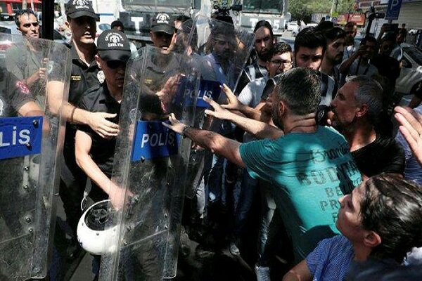سێ پەرلەمانتاری کوردی تورکیا بریندار بوون/ پێکادانی توندی پۆلیس و لایەنگرانی هەدەپە لە ئامەد