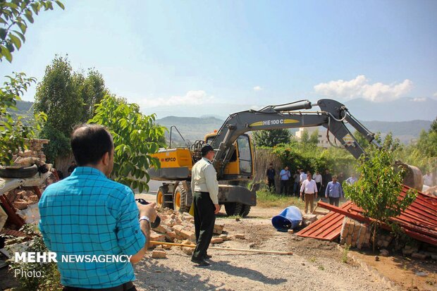 اجرای حکم تخریب ساخت و سازهای غیرمجاز در روستاهای توشن و گلند شهر گرگان