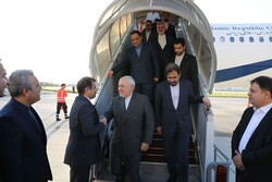 FM Zarif arrives in Paris for bilateral talks