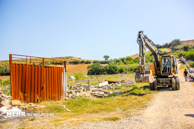 تخریب ساخت و سازهای غیر مجاز در اراضی زراعی و باغی  کلاله