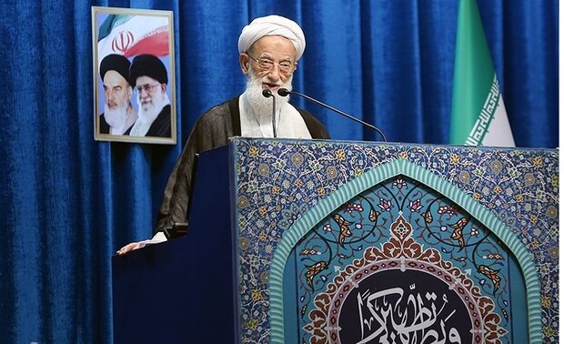 خطيب جمعة طهران: الشعب الایرانی سيذهل العدو بإقباله على مراكز الاقتراع