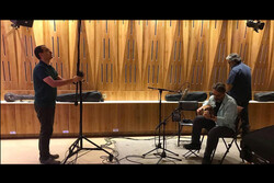 جشن تولد حسین علیزاده در یک استودیو ضبط موسیقی برگزار شد