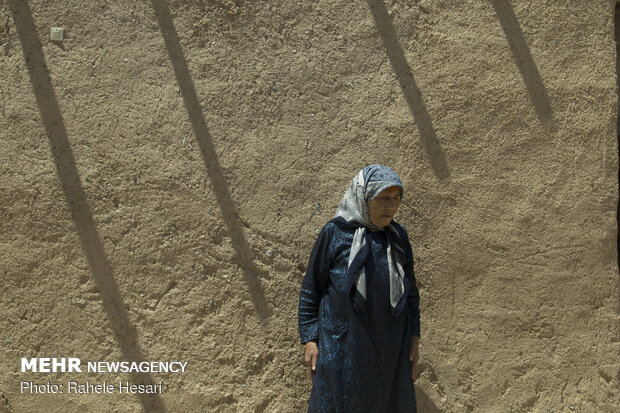 تنها در روستا