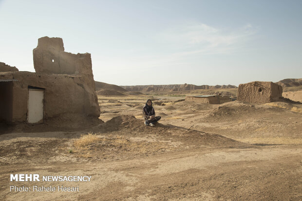 تنها در روستا