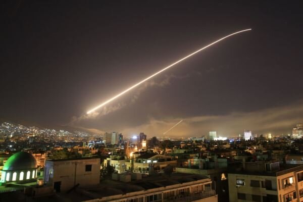 شام کی فضائی حدود میں دشمن کے حملے کو ناکام اور نشانہ بنانے کا منظر