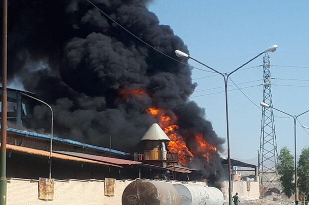 وقوع آتش‌سوزی مهیب در شهرک صنعتی ایوانکی/ آتش‌نشان‌ها اعزام شدند