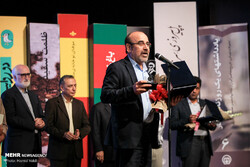 “Two Captions for One Picture” writer Ebrahim Hassanbeigi speaks after being honored for the novel during the 1st Seyyed Ali Andarzgu Literary Awards at Sureh Hall in Tehran on August 25, 2019. (Mehr/